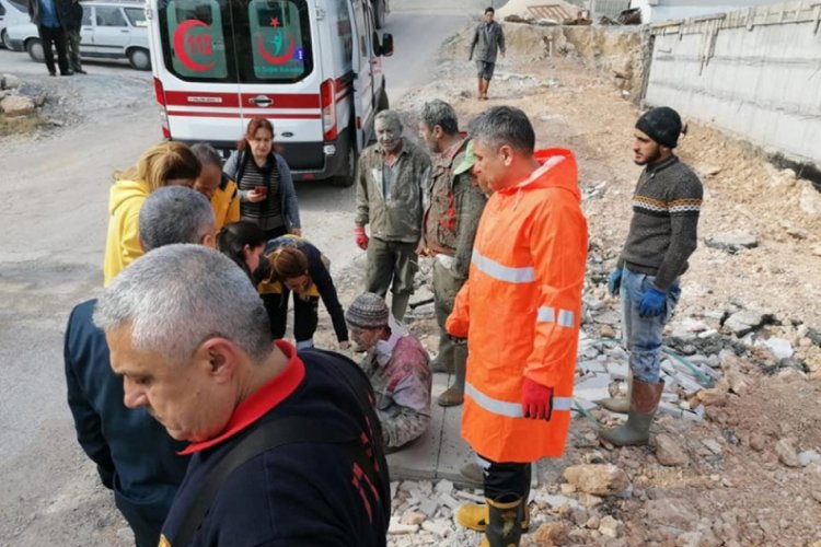 İnşaatın beton kalıbı &ccedil;&ouml;kt&uuml;: 3 yaralı