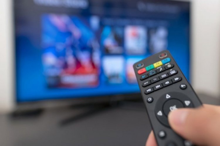 Irk&ccedil;ılığı anlatmak i&ccedil;in ka&ccedil;ırıp 9 saat dizi izletti