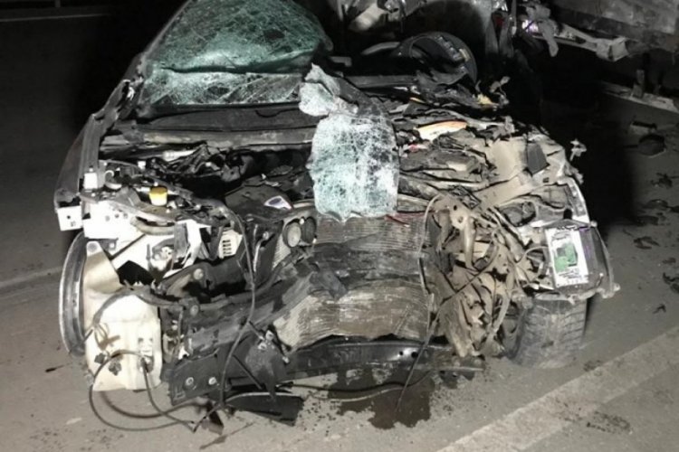 Tıra &ccedil;arpan otomobil s&uuml;r&uuml;c&uuml;s&uuml; hayatını kaybetti