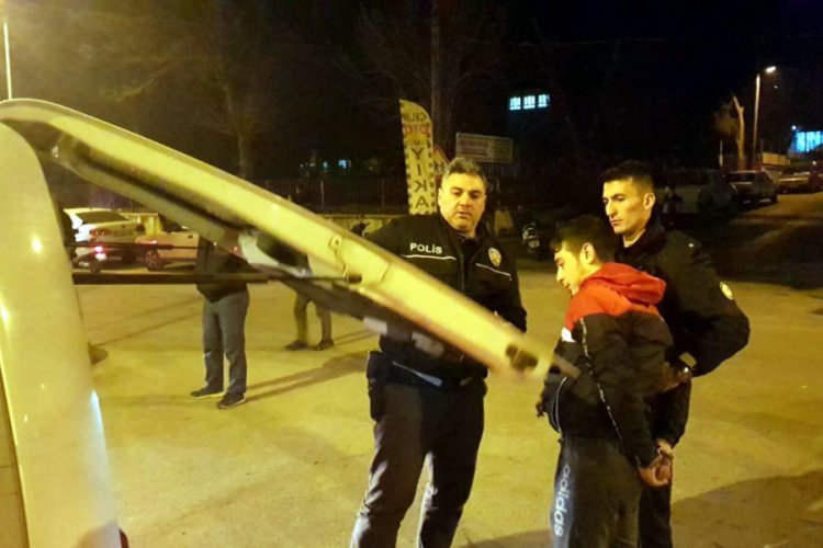 Ehliyetsiz s&uuml;r&uuml;c&uuml; kovalamaca sonucu yakalandı