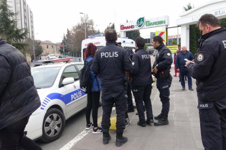 Lise &ouml;ğrencileri arasında bı&ccedil;akla kavga: 1 yaralı