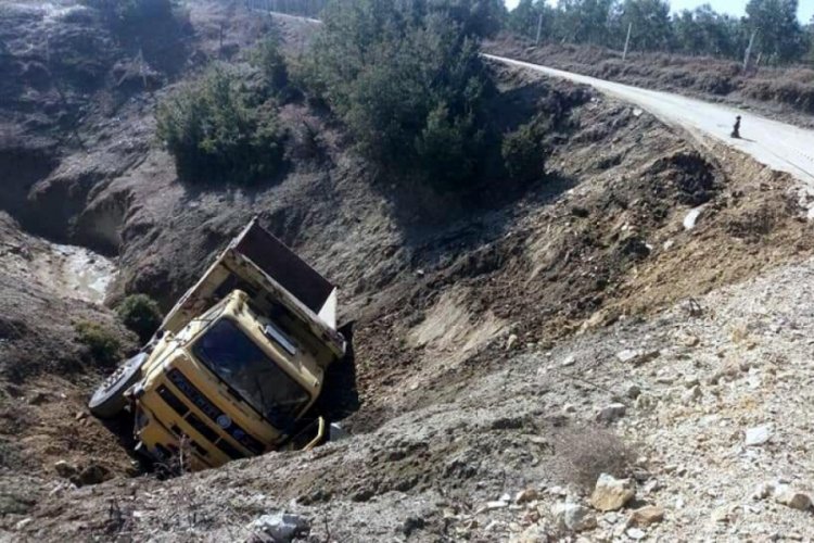 Toprak yol &ccedil;&ouml;kt&uuml;, kamyon yan yattı: 2 yaralı