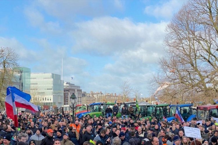 Hollanda'da &ccedil;ift&ccedil;iler h&uuml;k&uuml;meti protesto etti