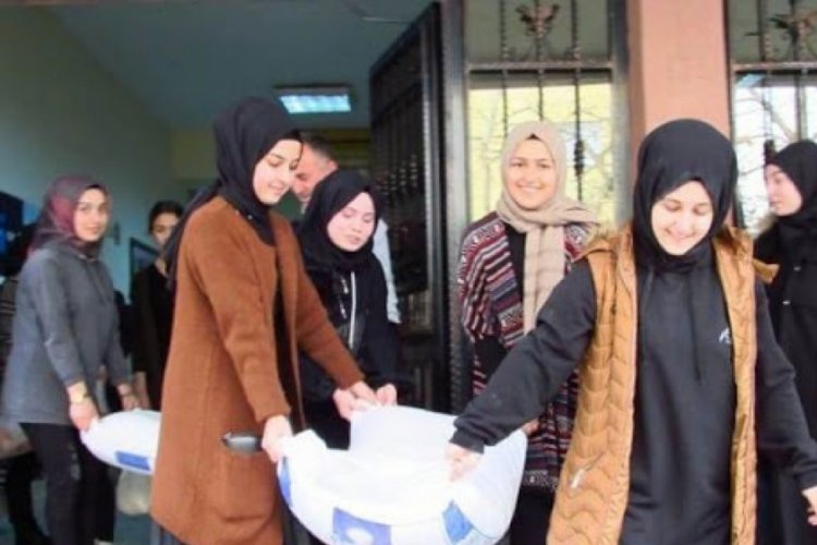 &Ouml;rd&uuml;kleri atkı ve bereleri g&uuml;venlik g&uuml;&ccedil;leri ve &ouml;ğrencilere dağıttı