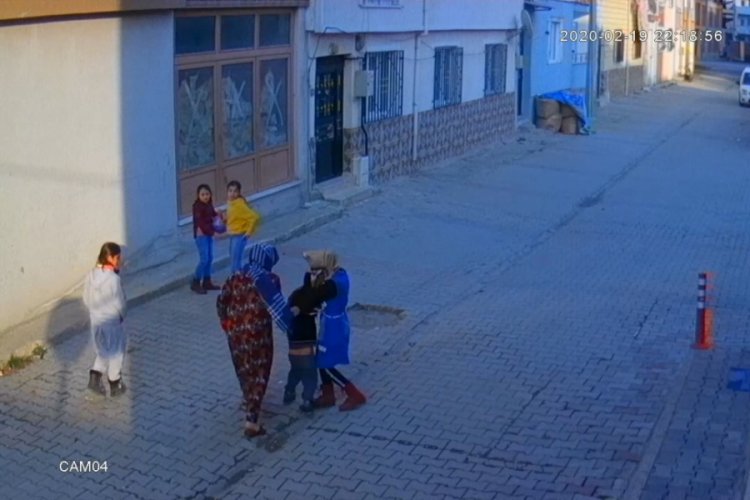Bursa'da anne oğlunu sokak ortasında d&ouml;vd&uuml;!