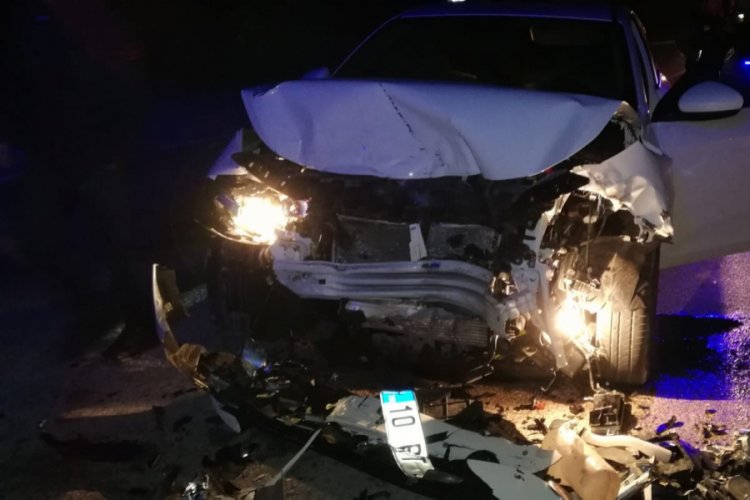 Bursa'da otomobil tıra çarptı, 2 kişi yaralandı