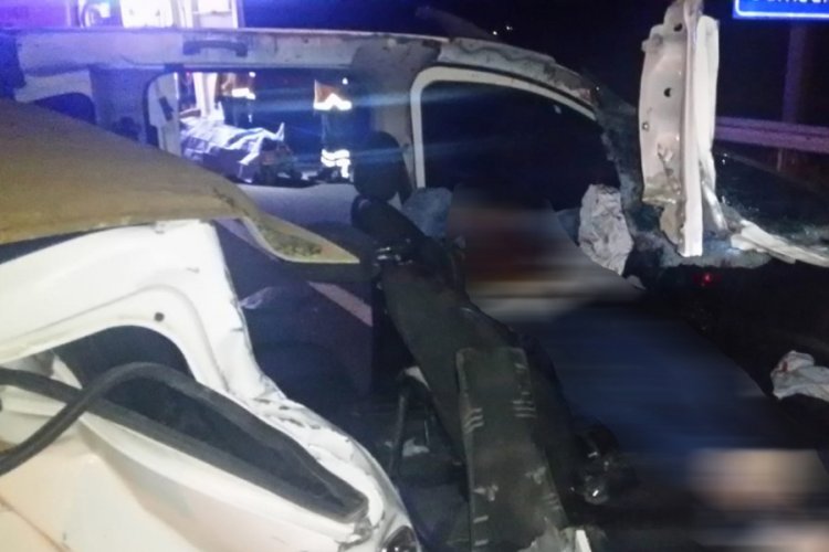 Hafif ticari ara&ccedil; tıra &ccedil;arptı: 1 &ouml;l&uuml;, 1 yaralı