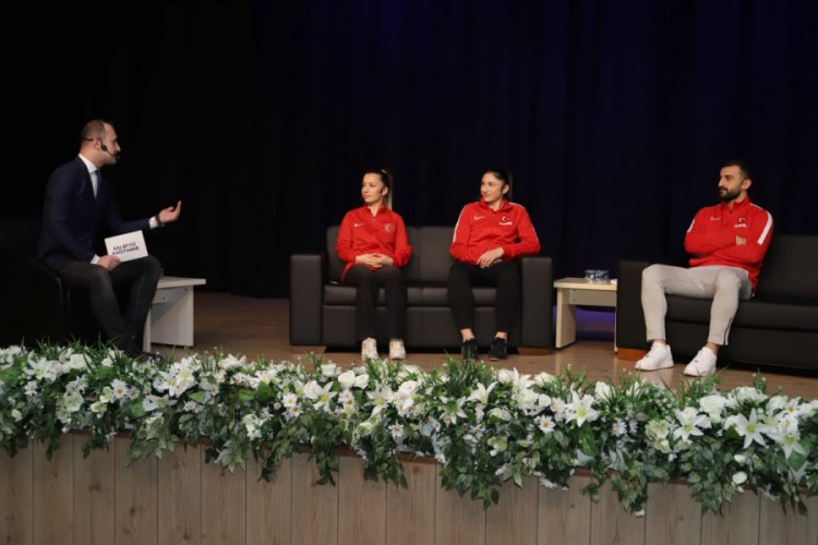 Milli karateciler spor severlerle bir araya geldi