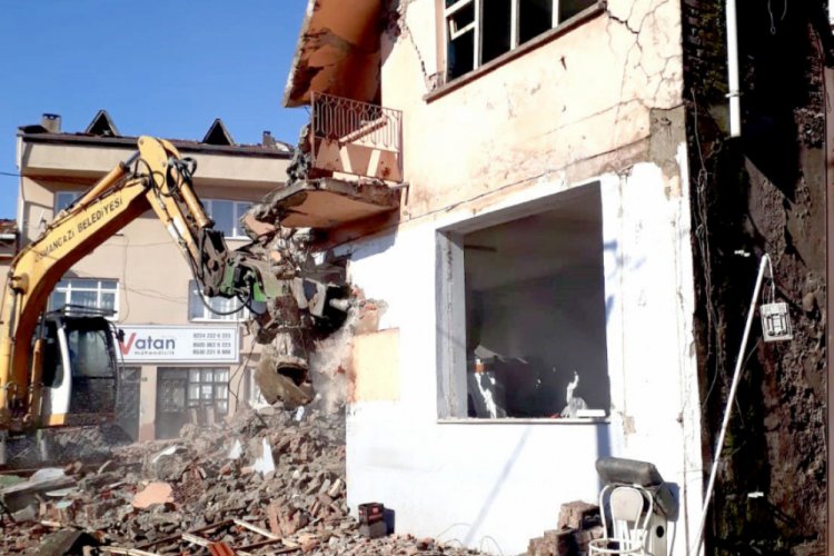 Bursa'da metruk bina yıkıldı