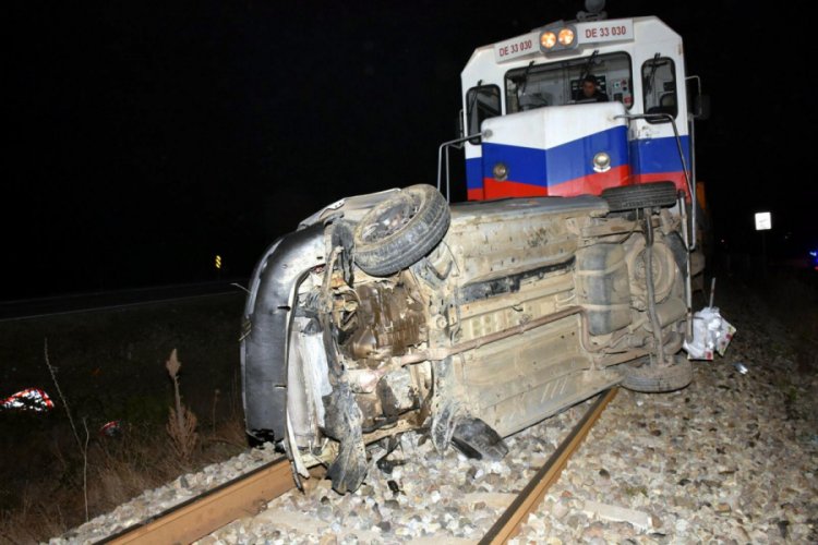 Takla atıp raylara d&uuml;şen otomobile tren &ccedil;arptı