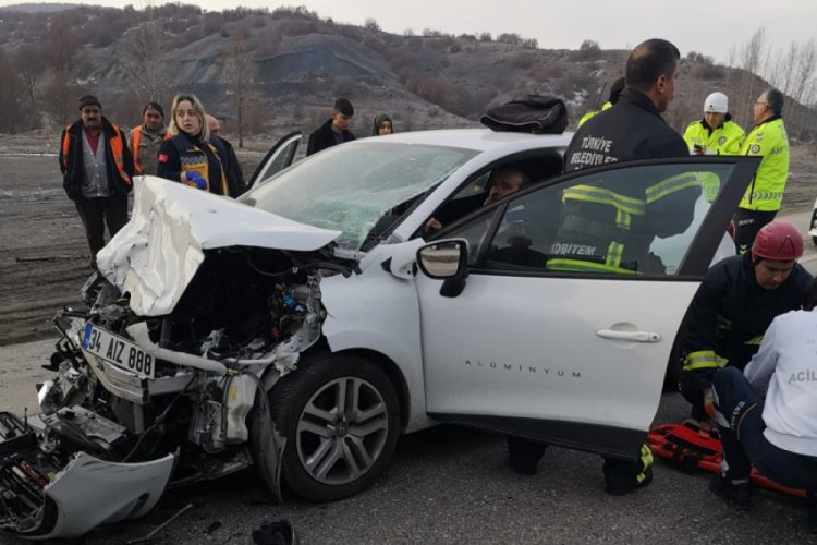 Otomobil trakt&ouml;re &ccedil;arptı: 2'si ağır 3 yaralı