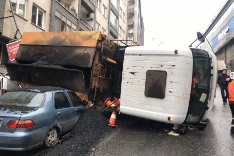 İBB'nin asfalt döküm kamyonu, yokuştan geri geri kayarak devrildi