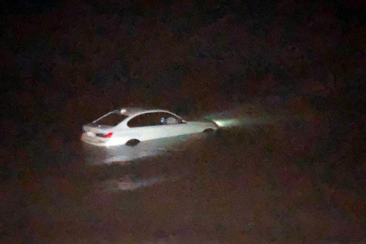 Otomobiliyle denize d&uuml;şen kadın s&uuml;r&uuml;c&uuml;y&uuml; itfaiye kurtardı