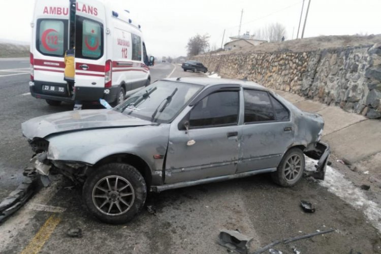 Otomobil istinat duvarına &ccedil;arptı: 6 yaralı