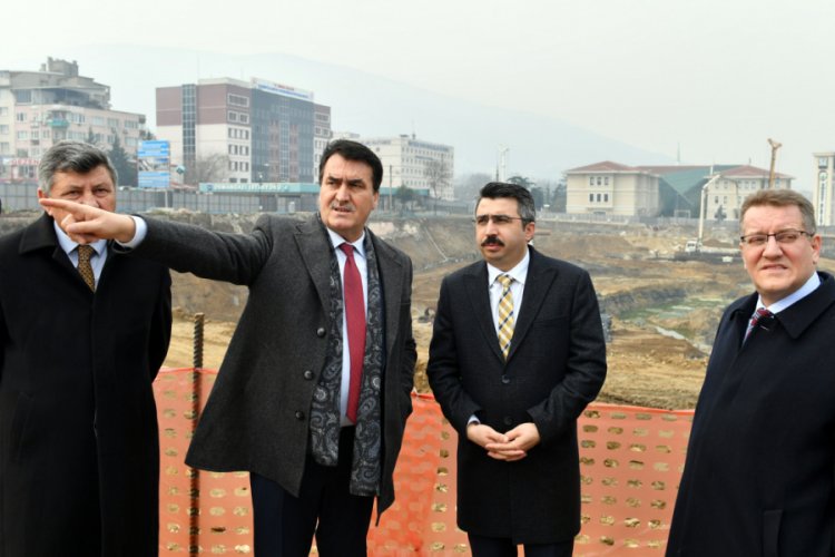 Bursa Yıldırım Belediye Başkanı Yılmaz Osmangazi Meydanı'nın şantiyesini gezdi