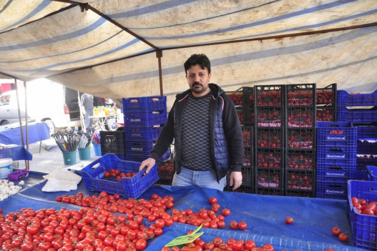 Pazarcıların domates ve salatalıkları kasalarıyla &ccedil;alındı