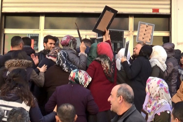 Evlat n&ouml;betindeki aileler, HDP binasının camlarını kırdı