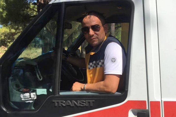 Ambulans şof&ouml;r&uuml;ne bı&ccedil;ak &ccedil;eken hasta yakını, tutuklandı