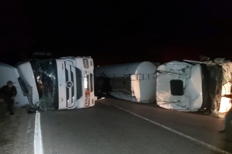 Zift y&uuml;kl&uuml; 2 kamyon devrildi, ziftler yola d&ouml;k&uuml;ld&uuml;