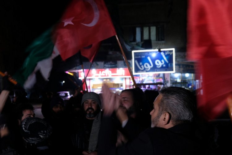 İdlibliler T&uuml;rk bayraklarıyla sokağa d&ouml;k&uuml;ld&uuml;