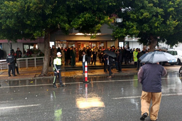 İntiharı &ouml;nlemek isteyen polis bı&ccedil;aklandı