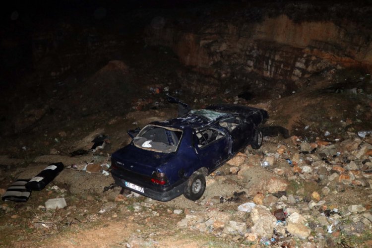 Otomobil metrelerce y&uuml;kseklikten araziye d&uuml;şt&uuml;