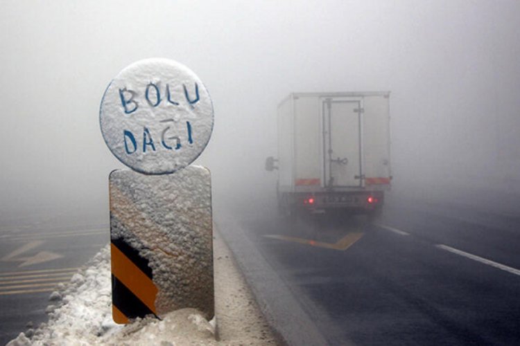 Bolu Dağı D-100 Karayolu'nda sis ulaşımı yavaşlattı