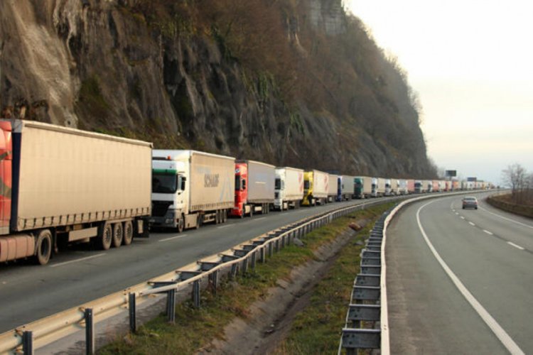 Sarp Sınır Kapısı'nda 12 kilometrelik TIR kuyruğu oluştu