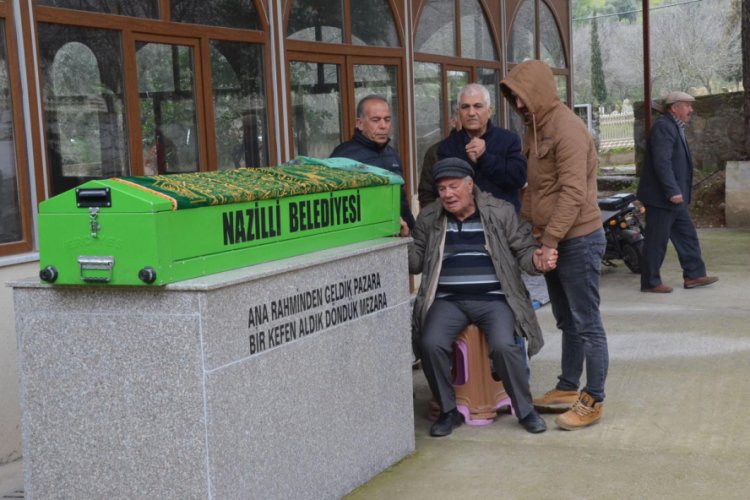 Kendisini ağaca asan ilkokul &ouml;ğretmeni toprağa verildi