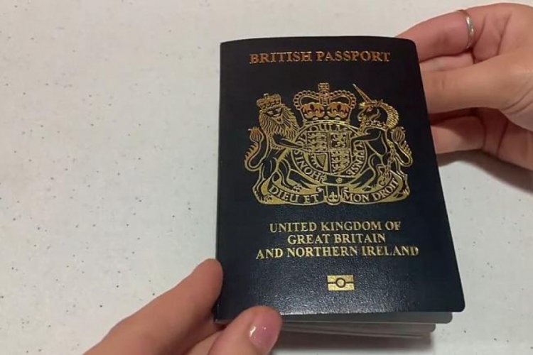 AB'den ayrılan İngiltere mavi pasaporta ge&ccedil;iyor