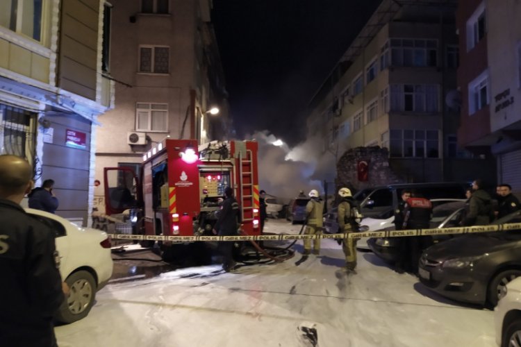 9 ara&ccedil; kundaklandı, mahalle sokağa d&ouml;k&uuml;ld&uuml;
