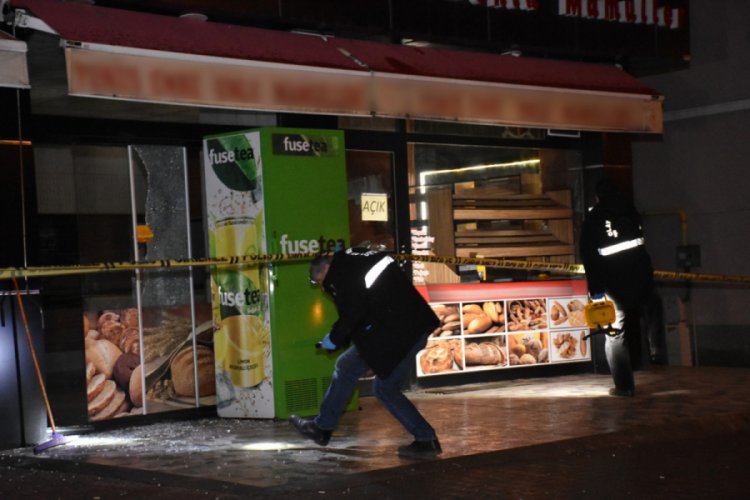 Husumetli olduğu kişinin fırınına kurşun yağdırdı