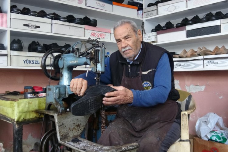 70 yıldır baba mesleği kunduracılık yapıyor