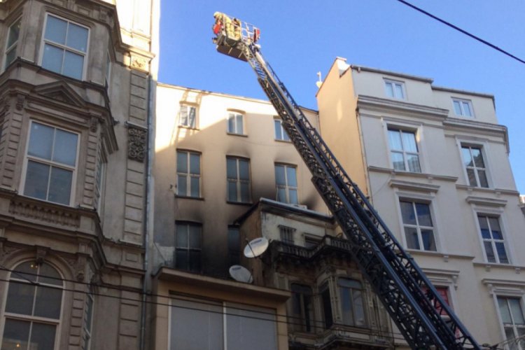 İstiklal Caddesi'nde iş yerinde yangın