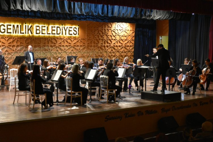 Bursa Gemlik'te ilk kez senfoni orkestrası sahne aldı