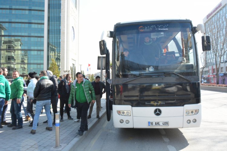 Yeşil-beyazlı taraftarlar, kaza yaptıkları otob&uuml;sle geri d&ouml;nd&uuml;
