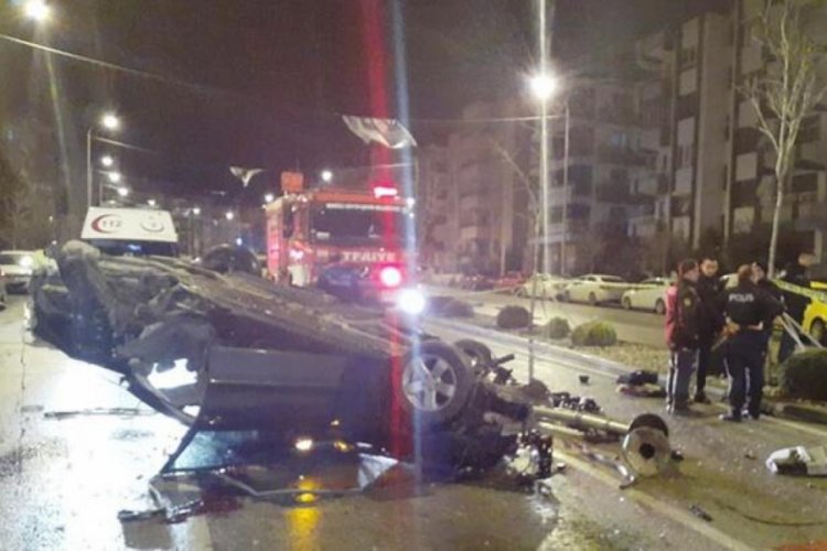 Ticari taksi ile otomobil &ccedil;arpıştı! &Ouml;l&uuml; ve yaralılar var