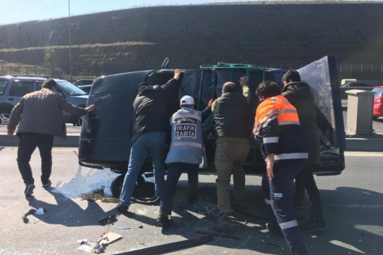 E-5 yanyolda bir ara&ccedil; takla attı