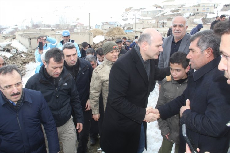 Soylu, depremde hasar g&ouml;ren k&ouml;ylerde incelemelerde bulundu