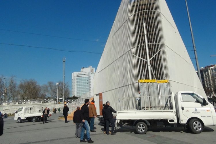 Taksim'de izin alınmadan kurulan sergi platformunun s&ouml;k&uuml;m&uuml;ne başlandı