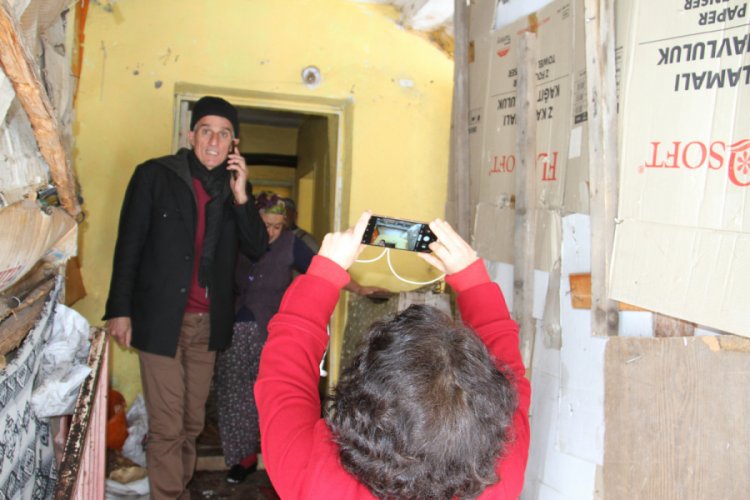Depremde duvarlarında &ccedil;atlaklar oluşan evlerde inceleme yapıldı