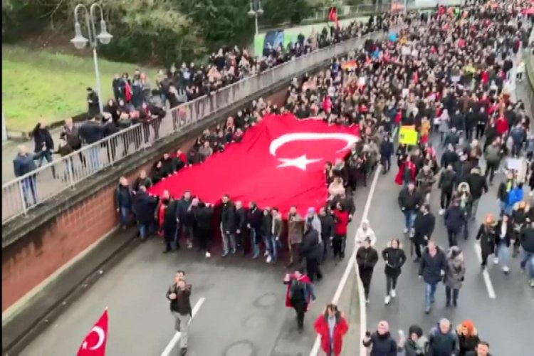 Hanau'da ter&ouml;r ve İslamofobi karşıtı y&uuml;r&uuml;y&uuml;ş