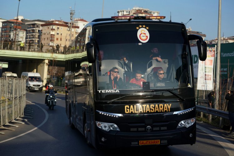 Derbi i&ccedil;in takımlar stada geldi