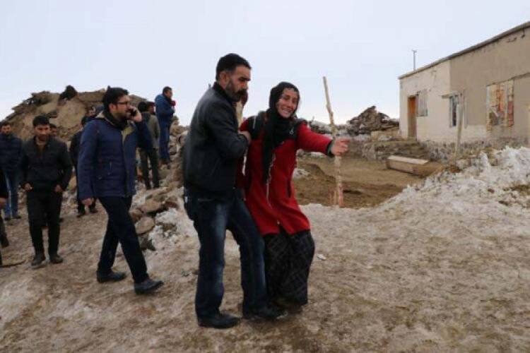 Enkaz altında kalmaktan şans eseri kurtuldu