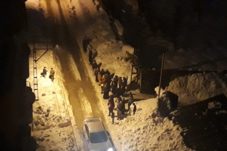 Deprem Hakkarili vatandaşları sokağa d&ouml;kt&uuml;