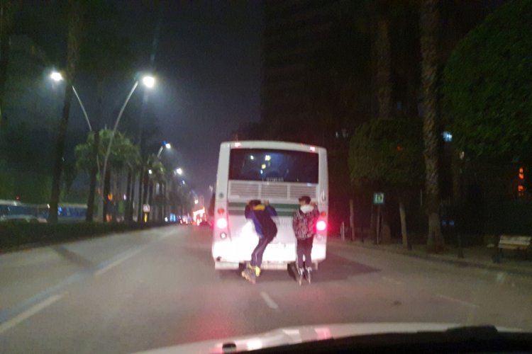 Patenli &ccedil;ocuklar hem kendilerini hem de trafiği tehlikeye soktu
