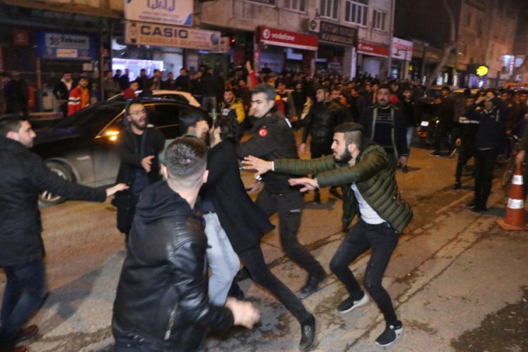 Derbinin ardından taraftarlar arasında arbede &ccedil;ıktı