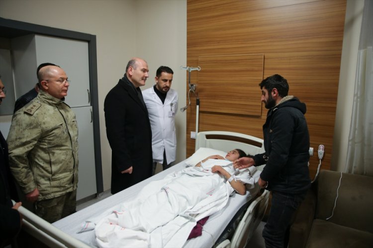 Bakan Soylu, depremzedeleri ziyaret etti