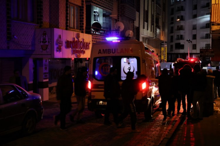 &Ccedil;ıkan yangında 5 kişi dumandan etkilendi