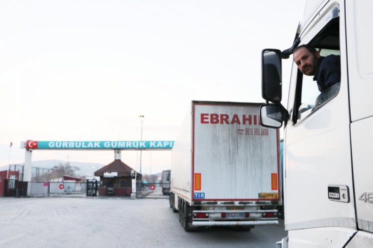 İran'a a&ccedil;ılan G&uuml;rbulak kapatıldı, TIR kuyruğu 5 kilometreye ulaştı